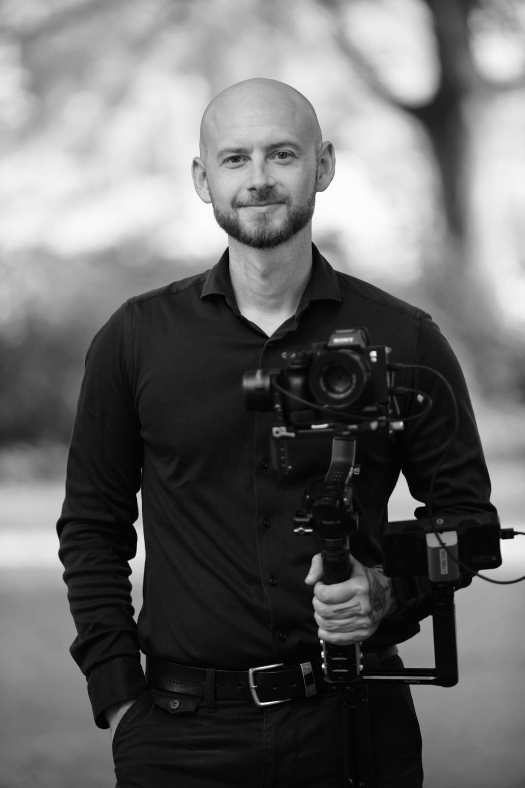 Max mit Kamera-Gimbal, Porträt in Schwarz-Weiß